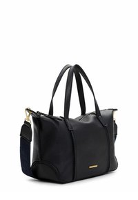 Czarna skórzana torebka o fakturowanej powierzchni. Posiada dwa uchwyty oraz odpinany pasek na ramię w kolorze granatowym z elementami ze złotego metalu.