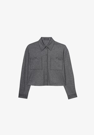 Graues, kurz geschnittenes Hemd mit Knöpfen, zwei vorderen Klappentaschen und spitzem Kragen, langen Ärmeln und weichem Stoffgefühl.