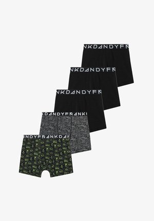 Czarne bokserki z białą opaską z logo, wykonane z bawełny, o dopasowanym kroju, gładkiej fakturze i widocznymi tatuażami na ramionach.