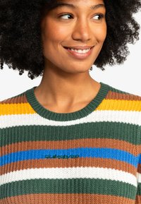 Maglione lavorato a maglia con strisce orizzontali in verde, marrone, giallo, bianco e blu. Collo rotondo con tessuto testurizzato e dettagli con logo.