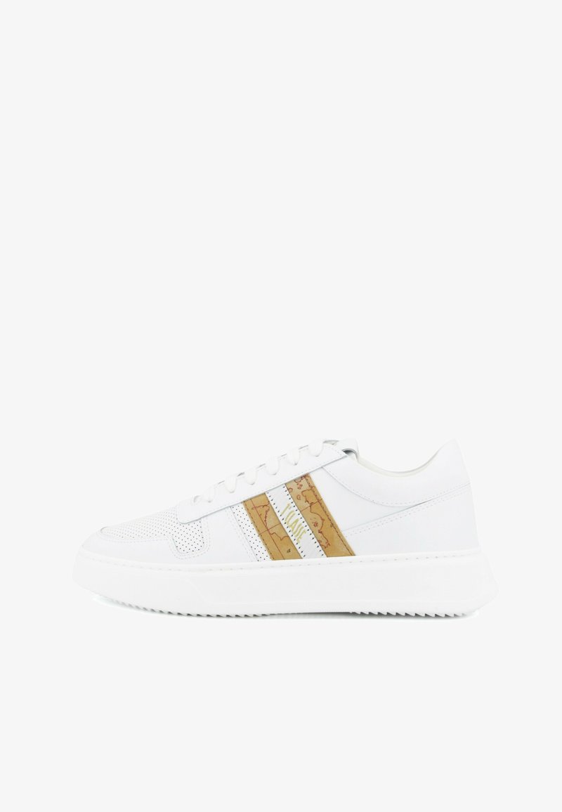 Sneaker bianco basso con punta traforata, lacci bianchi e strisce color sabbia con un delicato motivo a mappa sul lato.
