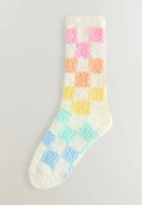 Flauschige, knielange Socke mit einem Schachbrettmuster in Pink, Orange, Gelb, Hellblau und Grün auf einem weißen Hintergrund.