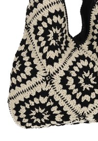 Geantă croșetată neagră și crem, cu formă rotundă, model granny square, material texturat și mânere duble.