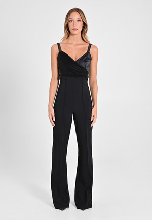 Schwarzer Jumpsuit mit einem gefalteten Satin-Bodice und weit geschnittenen Hosenbeinen. Verfügt über dünne Träger und ein tailliertes Design für eine schlanke Silhouette.