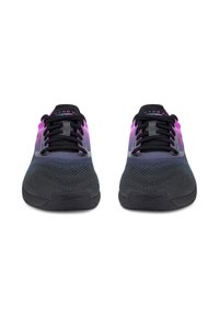 Juodi sportiniai batai su tekstūruotu megztu viršumi, turintys violetines gradientines akcentus, raištelių uždėjimo dizainą ir guminį pado.