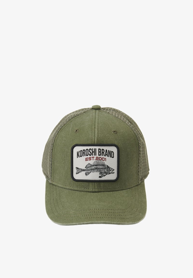 Gorra verde oliva con un panel de tela en la parte frontal y lados de malla. Presenta un parche rectangular con un gráfico de un pez y el texto "KOROSHI BRAND EST.2001".
