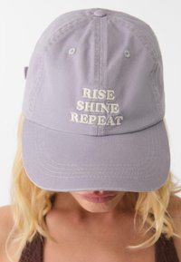 Helle lila Baumwoll-Baseballmütze mit gesticktem Text "AUFSTEHEN, GLÄNZEN, WIEDERHOLEN" in Creme, mit einem gebogenen Schirm und verstellbarem Riemen.