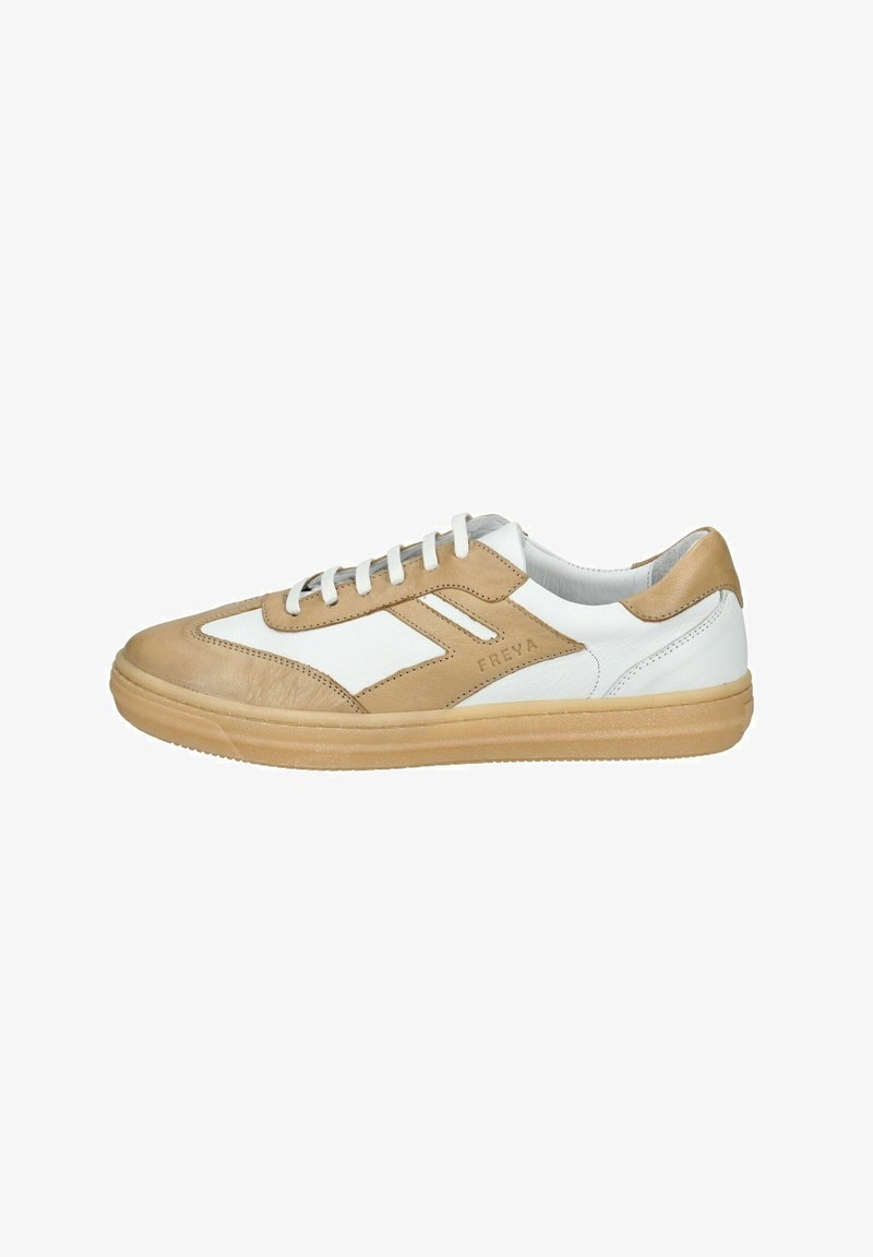 Leren sneakers met een witte bovenkant en tan accenten, voorzien van een ronde neus, een platte rubberen zool en decoratieve zij-inserties.