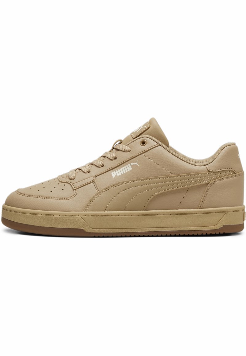 Basket basse beige en cuir Puma avec laçage sur le devant, bout perforé et semelle en caoutchouc, vue de profil.
