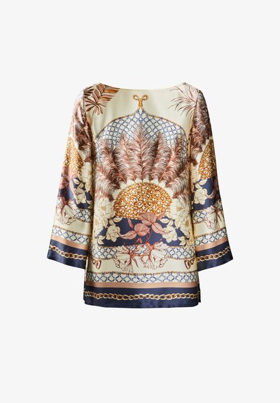Blusa di seta con base crema, caratterizzata da una stampa botanica in tonalità di marrone e blu, impreziosita da catene dorate e motivi geometrici.