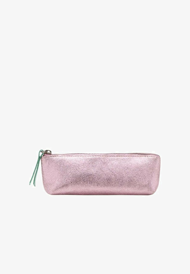 Trousse en métal rose avec une texture lisse, de forme rectangulaire, fermeture éclair et tirette en cuir vert.