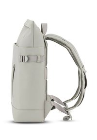 Zaino grigio chiaro con chiusura a rotolo, spallacci imbottiti, tasca laterale con zip e fibbia regolabile. Materiale liscio e durevole con un design elegante.