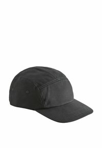 Sort kasket lavet af bomuld med en flad skygge, med syninger og to ventilationshuller på siderne. Enkel og funktionel design.