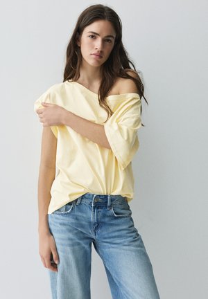 PULL&BEAR, ASYMMETRIC SHORT SLEEVE - T-SHIRT - T-shirt imprimé - yellow