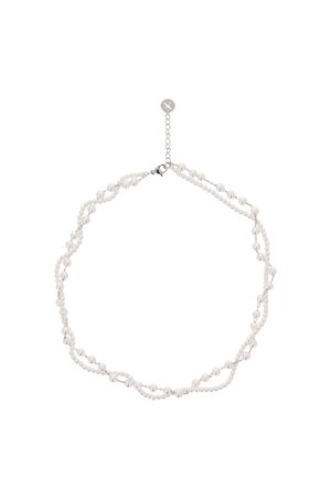 Ezüst lánc nyaklánc két szálból áll, amelyek kis és közepes méretű fehér gyöngyöket csavarodva tartalmaznak, összekötve egy homárkapoccsal és állítható hosszabbító lánccal.