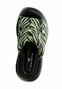 Svart slidesandal med grön zebra-randig vadderad ovansida. Har en rundad design och mjukt innandöme med logotypdetaljer på sulan.