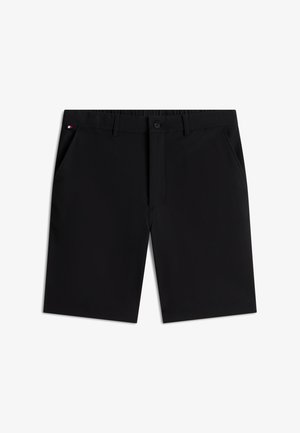 Pantalones cortos negros a medida con trabillas para cinturón, cierre delantero con botón y cremallera, bolsillos laterales inclinados y una pequeña etiqueta tricolor en el bolsillo izquierdo.