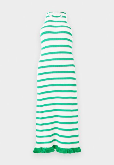 Svītrainas kleitas ar mainīgām zaļām un baltām horizontālām svītrām, kas izgatavota no ribota auduma, ar frēzētu apakšmalu un bez piedurknēm.