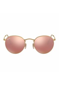 Occhiali da sole rotondi con montatura in metallo dorato, lenti a specchio rosa, punte delle orecchie in plastica trasparente e design a doppio ponte.