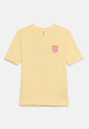 Ανοιχτόκίτρινη κοντομάνικη μπλούζα με στρογγυλή λαιμόκοψη και μικρό πορτοκαλί γρανίτης γραφικό και κείμενο "PINK Grapefruit" στο αριστερό στήθος.