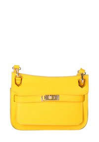 Borsa a mano gialla in pelle con finitura texturizzata, forma rettangolare e hardware dorato. Presenta una tracolla frontale e spallacci removibili.