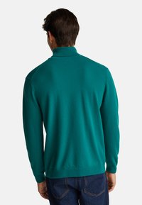 Turkusowy sweter z wysokim kołnierzem, prążkowanymi mankietami i dopasowanym pasem; miękka tekstura; widoczne szwy na ramionach.