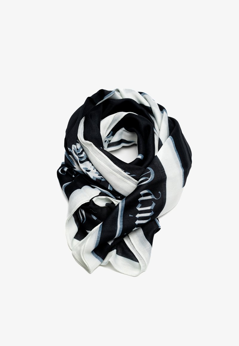 Sort og hvid tørklæde med en blanding af ensfarvede og stribede mønstre. Blødt stof, let tekstur og en afslappet, draperet design.