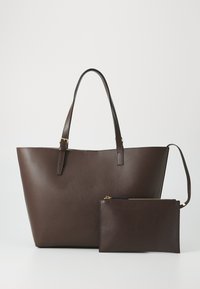 Sac fourre-tout en cuir marron avec deux anses, grande ouverture et texture lisse, comprenant une petite trousse à zip assortie.