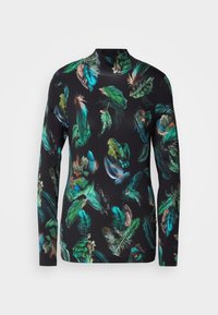 Top cu mânecă lungă fabricat dintr-un material ușor, cu un fundal negru și modele colorate de pene în verde, albastru și maroniu.
