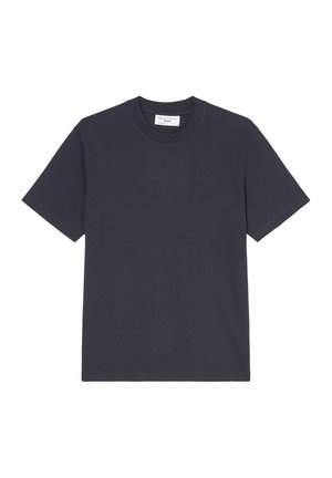 Jūras spēku kokvilnas T-krekls ar apaļu izgriezumu, īsām piedurknēm un smalku teksta detaļu priekšpusē. Standarta piegriezums ar gludu tekstūru.