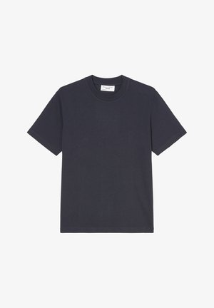 Jūras spēku kokvilnas T-krekls ar apaļu izgriezumu, īsām piedurknēm un smalku teksta detaļu priekšpusē. Standarta piegriezums ar gludu tekstūru.