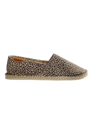 Brune slip-on espadriller med beige leopardmønster, beige sålsyning og lille brun mærkeetiket nær hælen.