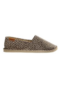 Espadrille marron à enfiler avec motif léopard beige, couture beige sur la semelle et petite étiquette de marque marron près du talon.