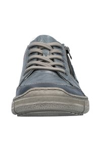 Blaue Leder-Sneaker mit grauen Schnürsenkeln und seitlichem Reißverschluss, strukturiertem Obermaterial, Gummisohle mit dezentem Muster und weißen Akzenten nahe der Zunge.