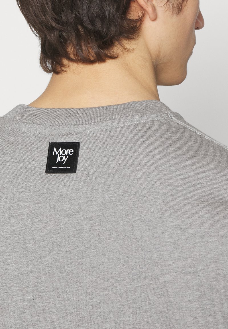 Herren T-shirts & Polos | More Joy by Christopher Kane EMBROIDERED TONAL Sweatshirt grey melange/grau - PF03544 Herren T-shirts & Polos | More Joy by Christopher Kane EMBROIDERED TONAL Sweatshirt grey melange/grau - PF03544