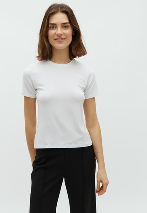 Witte T-shirt met korte mouwen van zachte stof, met een ronde hals, aansluitende pasvorm en een gladde textuur, gecombineerd met zwarte broek.