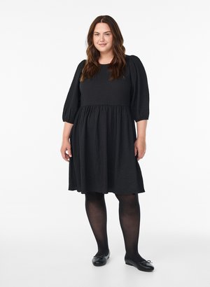 Zizzi FLASH - AUS STRUKTURIERTEM STOFF MIT 3/4-ÄRMELN - Vestido informal - black