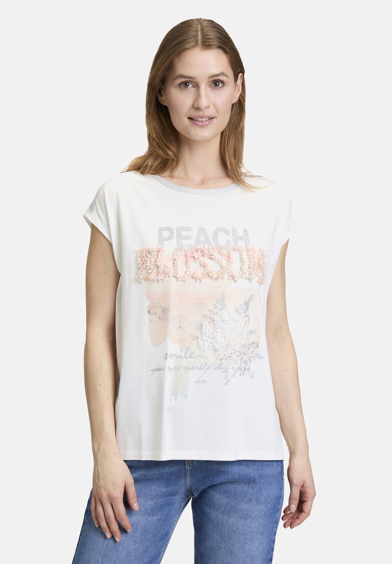 T-shirt en coton blanc à manches courtes, avec un design graphique aux couleurs pastel, incluant le mot "PEACH" et des accents floraux.