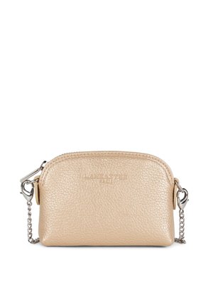 Petite pochette en cuir beige texturé avec fermeture éclair métallique et bandoulière chaîne argentée détachable, embossée du nom de la marque Lancaster Paris.