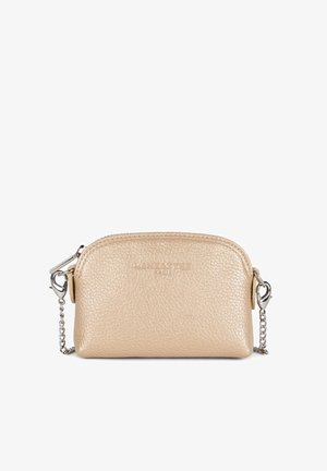Petite pochette en cuir beige texturé avec fermeture éclair métallique et bandoulière chaîne argentée détachable, embossée du nom de la marque Lancaster Paris.