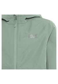 Veste vert clair avec une fermeture éclair à l’avant et une capuche, avec le logo Jack Wolfskin sur la poitrine gauche.