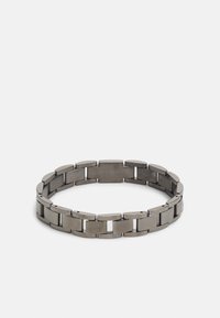 Bracciale in metallo con anelli intrecciati, dotato di una finitura spazzolata di colore grigio scuro. Bordi lisci e arrotondati con dettagli minimi.