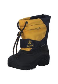 Bota de invierno impermeable con suela de goma negra, parte superior de nylon amarillo y detalles en negro. Presenta un cordón ajustable y detalles de logotipo.