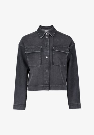 Sort denimjakke, cropped design, lange ærmer, to brystlommer med knapper, og små nitter på lommene. Klassisk krave.