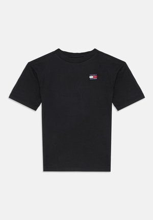 Sort T-shirt med korte ærmer og rund hals med et lille Tommy Hilfiger-logo patch på øverste venstre bryst.