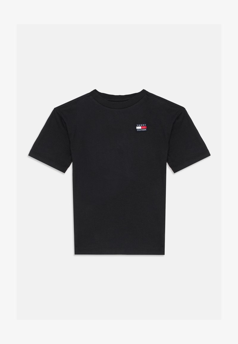 Μαύρο κοντομάνικο t-shirt με στρογγυλή λαιμόκοψη και μικρό λογότυπο Tommy Hilfiger στο πάνω αριστερό μέρος του στήθους.