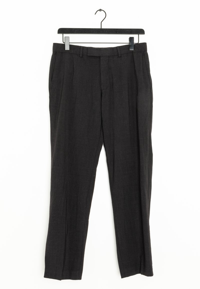 Pantalon formel noir avec passants de ceinture et plis devant suspendu sur un cintre noir sur fond blanc.