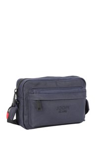 Borsa a spalla in tessuto blu scuro con chiusura a zip, tasca frontale e tracolla regolabile. Presenta logo impresso e dettagli in metallo a contrasto.