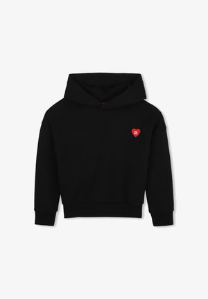 Sweat à capuche noir à manches longues avec un petit logo cœur rouge sur le côté gauche de la poitrine contenant un texte blanc.