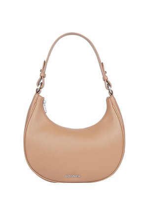 Borsa a tracolla in pelle marrone chiaro con forma a mezzaluna, texture liscia e tracolla sottile. Presenta una cerniera argentata e un logo impresso sul fronte.